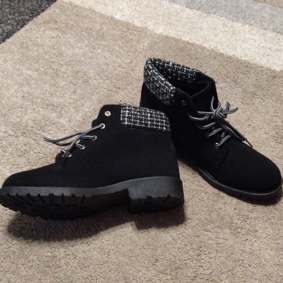 SOLD *** Size 10 NWOT women's black ankle boot - Picture 1 of 3